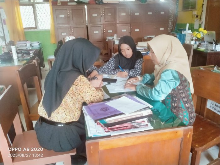 PEMBINA OLIMPIADE MADRASAH INDONESIA (OMI) MAN 2 KOMITMEN SIAPKAN PESERTA OMI PEMBINA OLIMPIADE MADRASAH INDONESIA (OMI) MAN 2 KOMITMEN SIAPKAN PESERTA OMI