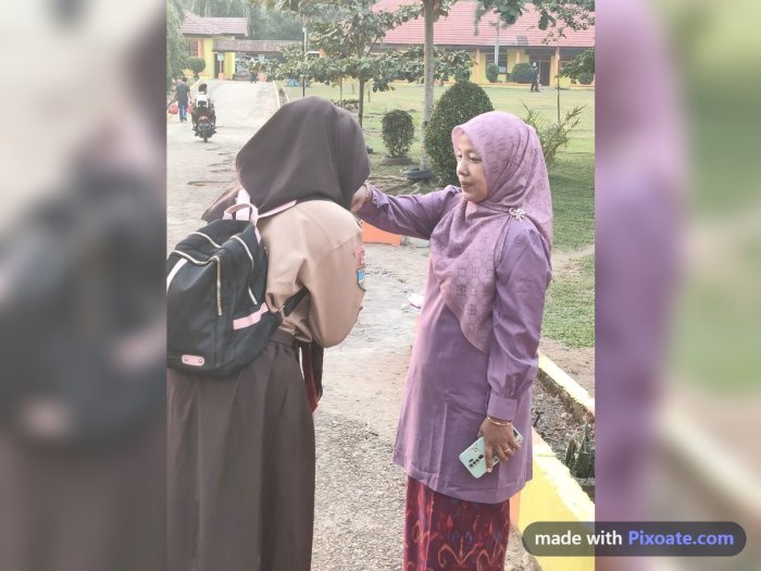 Pembiasaan Guru Saat Menunggu Kedatangan Siswa di Madrasah