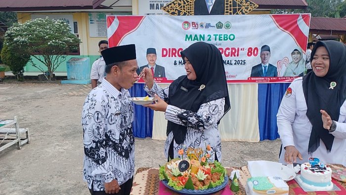 Kepala MAN 2 Tebo Potong Nasi Tumpeng, Beri Penghormatan Dan Apresiasi Kepada Guru
