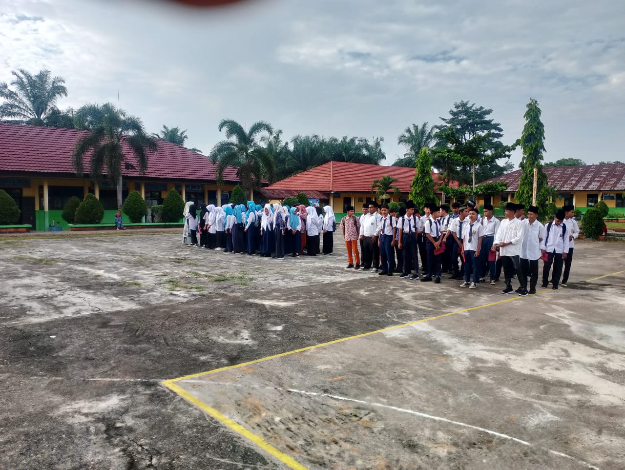 ANTUSIAS CALON PESERTA DIDIK BARU MAN 2 TEBO MENGIKUTI TES PPDBM TAHUN PELAJARAN 2025/2026