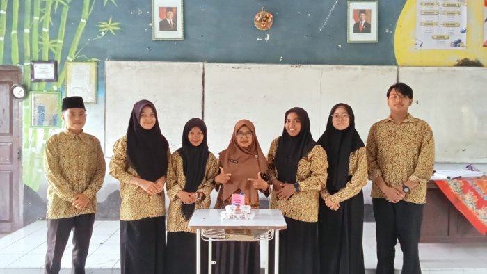 Siswa MAN 2 Tebo Praktik Kimia Lewat Pembuatan Es Putar Siswa MAN 2 Tebo Praktik Kimia Lewat Pembuatan Es Putar