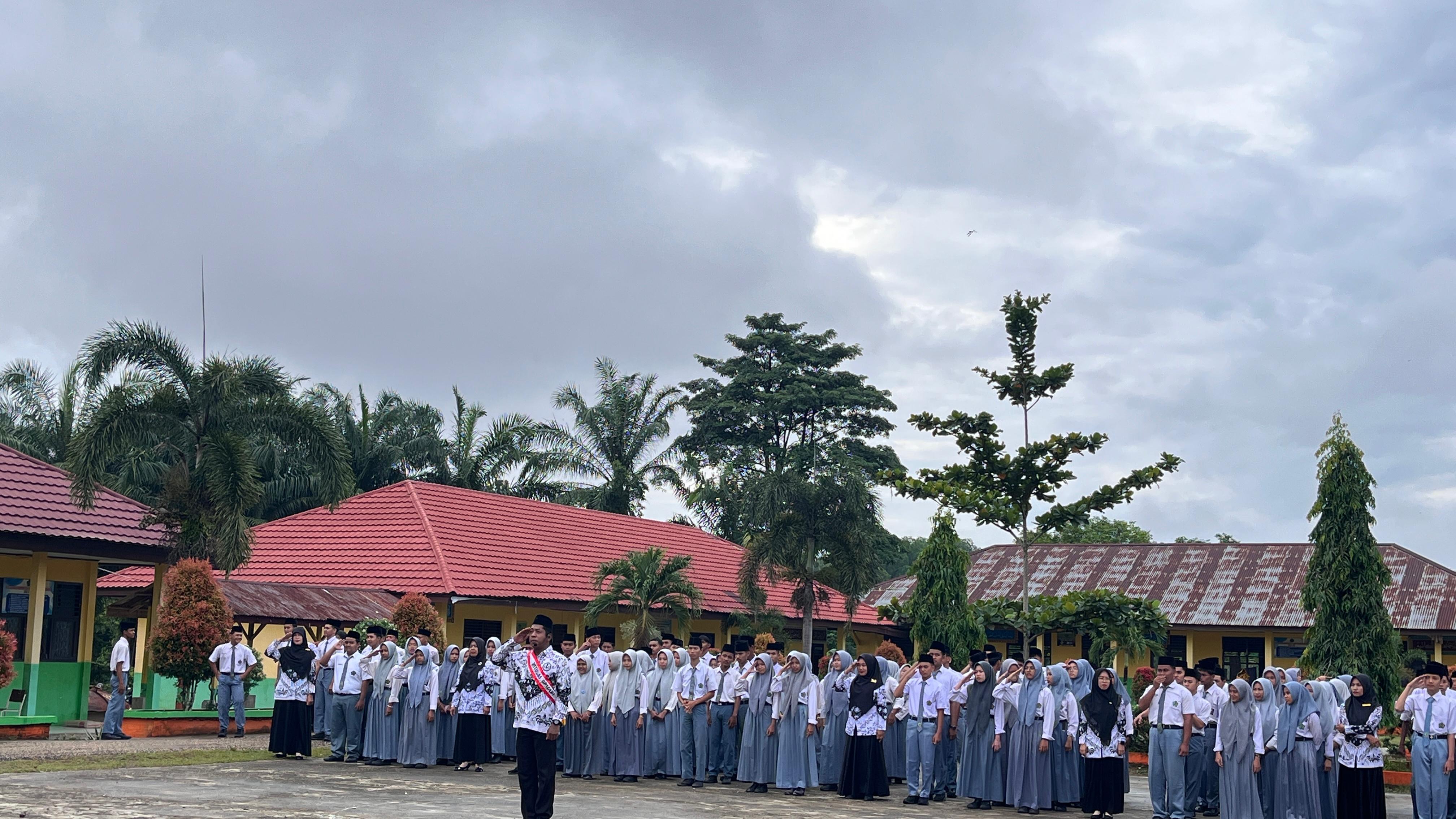 KAKANKEMENAG TEBO SEBAGAI PEMBINA UPACARA HARI GURU NASIONAAL TAHUN 2024 DI MAN 2 TEBO KAKANKEMENAG TEBO SEBAGAI PEMBINA UPACARA HARI GURU NASIONAAL TAHUN 2024 DI MAN 2 TEBO