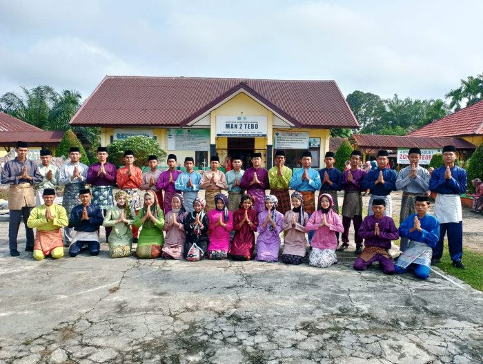 MAN 2 Tebo Gelar Upacara  rutin senin sekaligus upacara HUT Tebo ke-26