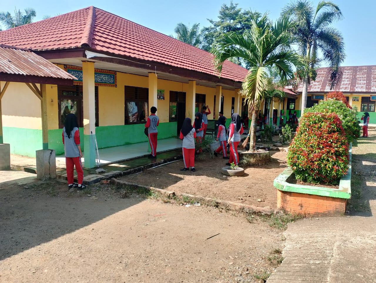 GELAR GOTONG ROYONG, MAN 2  TEBO :  WUJUDKAN LINGKUNGAN MADRASAH YANG BERSIH.