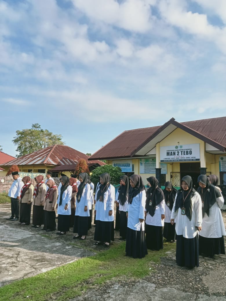 UPACARA BENDERA RUTIN SETIAP SENIN MAN 2 TEBO