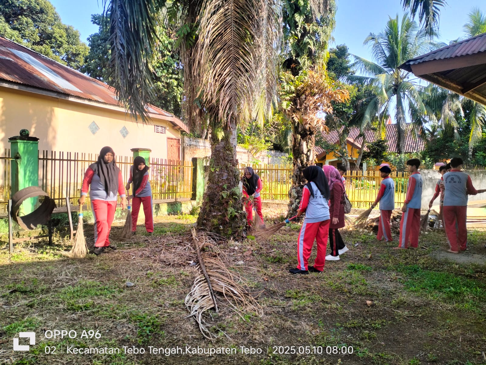 Mewujudkan lingkungan madrasah yang nyaman dengan kegiatan Aksi Bersih Bersih