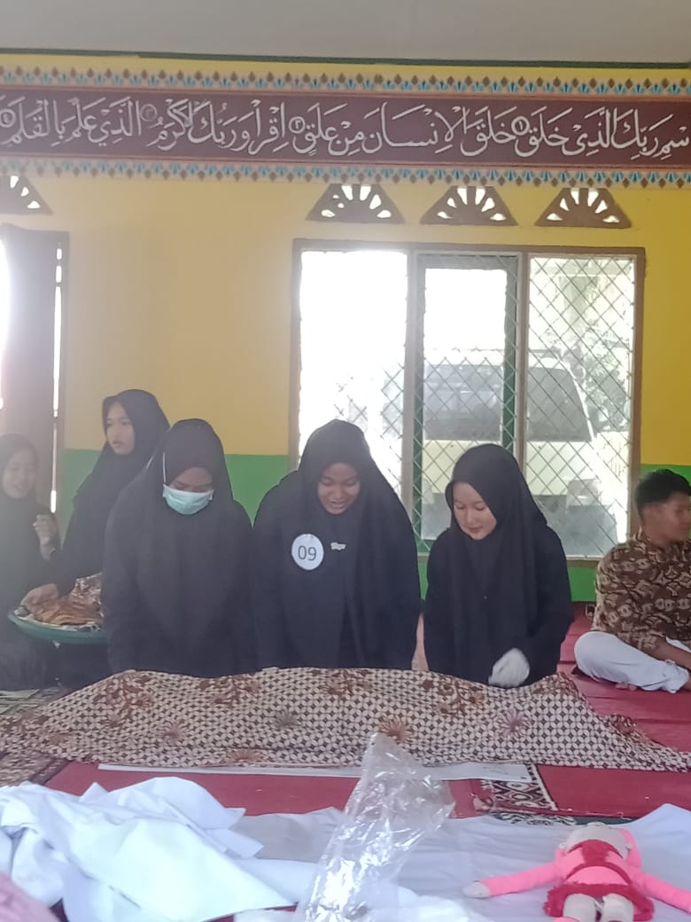 PENYELENGGARAAN JENAZAH MENJADI AJANG KOMPETISI ANTAR KELAS DI MAN 2 TEBO