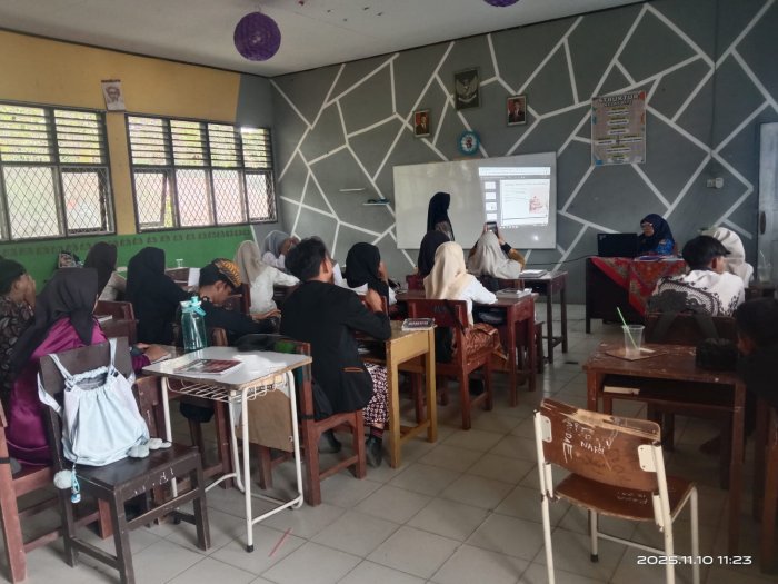 Guru SKI MAN 2 Optimalkan Pembelajaran dengan Teknologi Infokus Guru SKI MAN 2 Optimalkan Pembelajaran dengan Teknologi Infokus