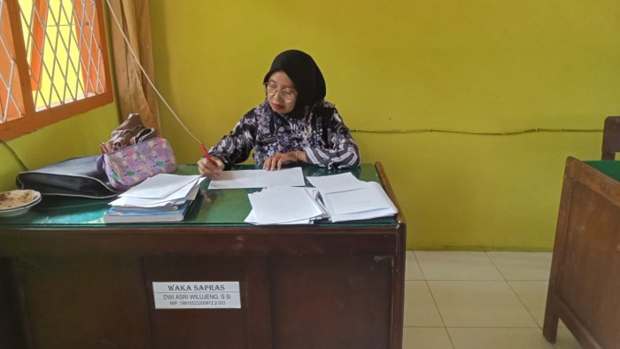 Totalitas Tanpa Batas, Waka Sarpras MAN 2 Tebo Tetap Teliti Koreksi Hasil Ulangan Siswa di Sela Kesibukan Totalitas Tanpa Batas, Waka Sarpras MAN 2 Tebo Tetap Teliti Koreksi Hasil Ulangan Siswa di Sela Kesibukan