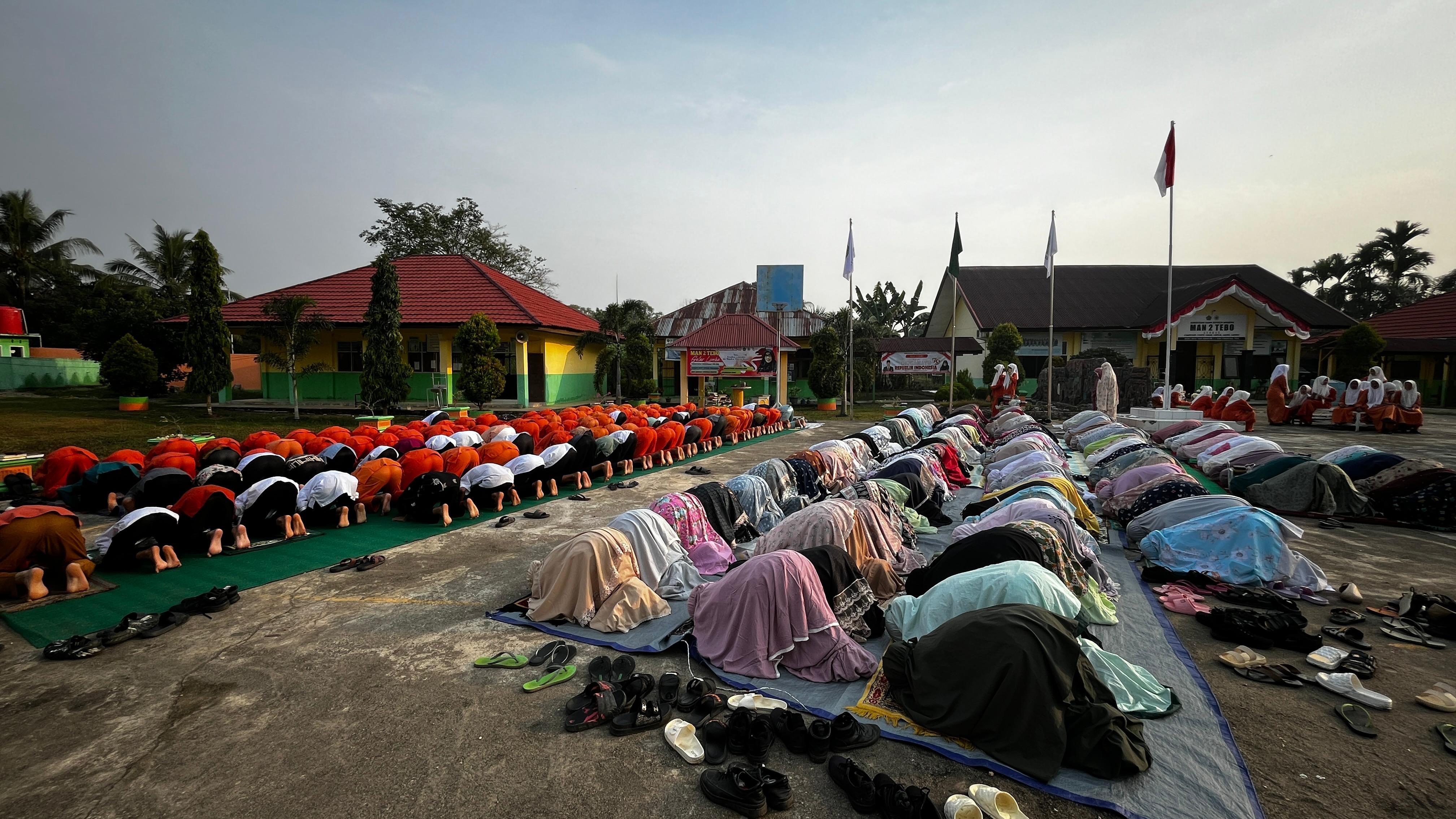 MEMBANGUN KARAKTER RELIGIUS SISWA MAN 2 TEBO  MELALUI PEMBIASAAN SHOLAT DHUHA BERSAMA