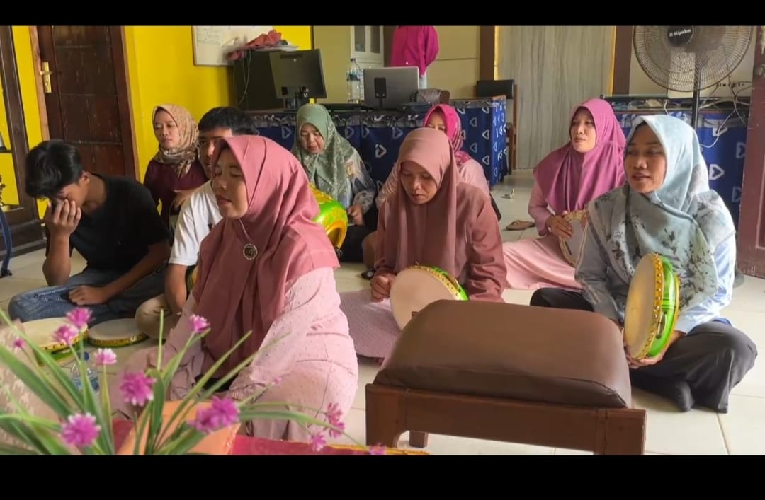  Guru dan Tenaga Kependidikan MAN 2 Tebo Manfaatkan waktu luang untuk latihan Hadrah  