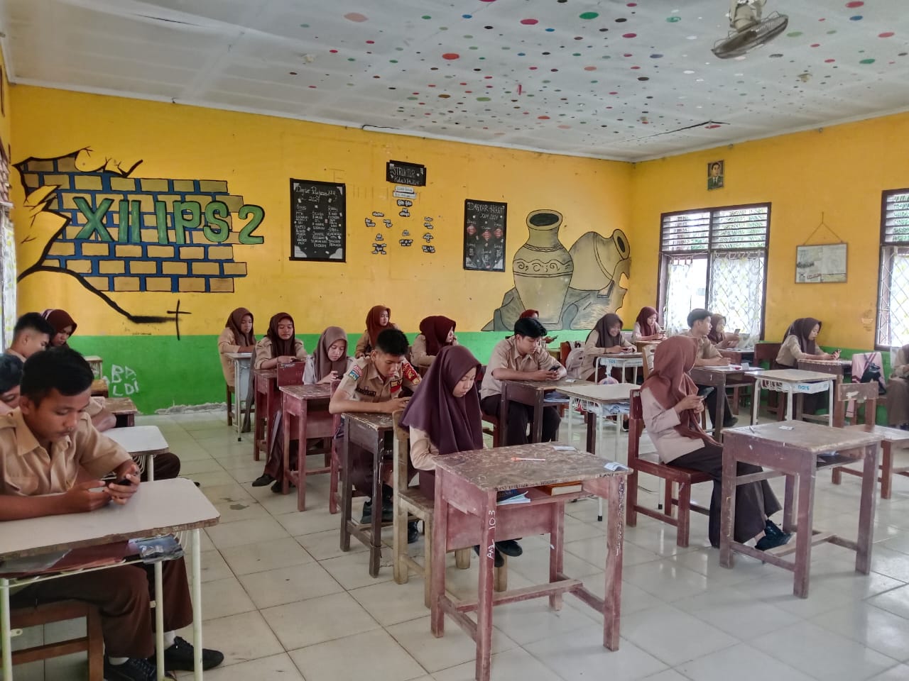 HARI KEDUA  PELAKSAAN ASESMEN SUMATIF AKHIR SEMESTER  ( ASAS ) DI MAN 2 TEBO LANCAR , TERTIB DAN TENANG.