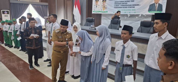Empat Siswa MAN 2 Tebo Terima Beasiswa Tebo Cerdas 2025 Empat Siswa MAN 2 Tebo Terima Beasiswa Tebo Cerdas 2025