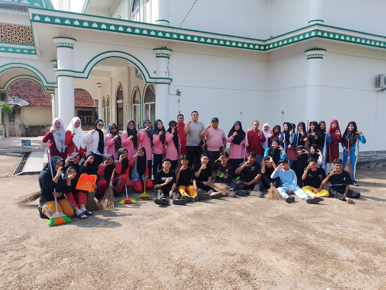 MAN 2 Tebo Galakkan Gerakan Sosial, Menunjukkan Kepedulian ke Masyarakat MAN 2 Tebo Galakkan Gerakan Sosial, Menunjukkan Kepedulian ke Masyarakat