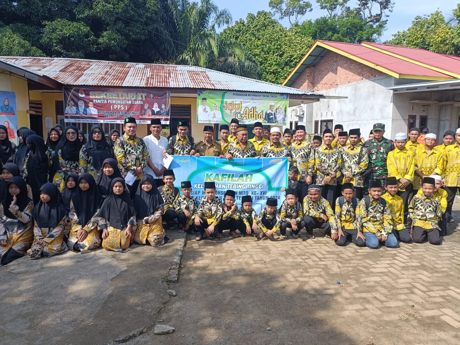 Kepala MAN 2 Tebo Melepas Peserta MTQ dari MAN 2 Tebo Kepala MAN 2 Tebo Melepas Peserta MTQ dari MAN 2 Tebo