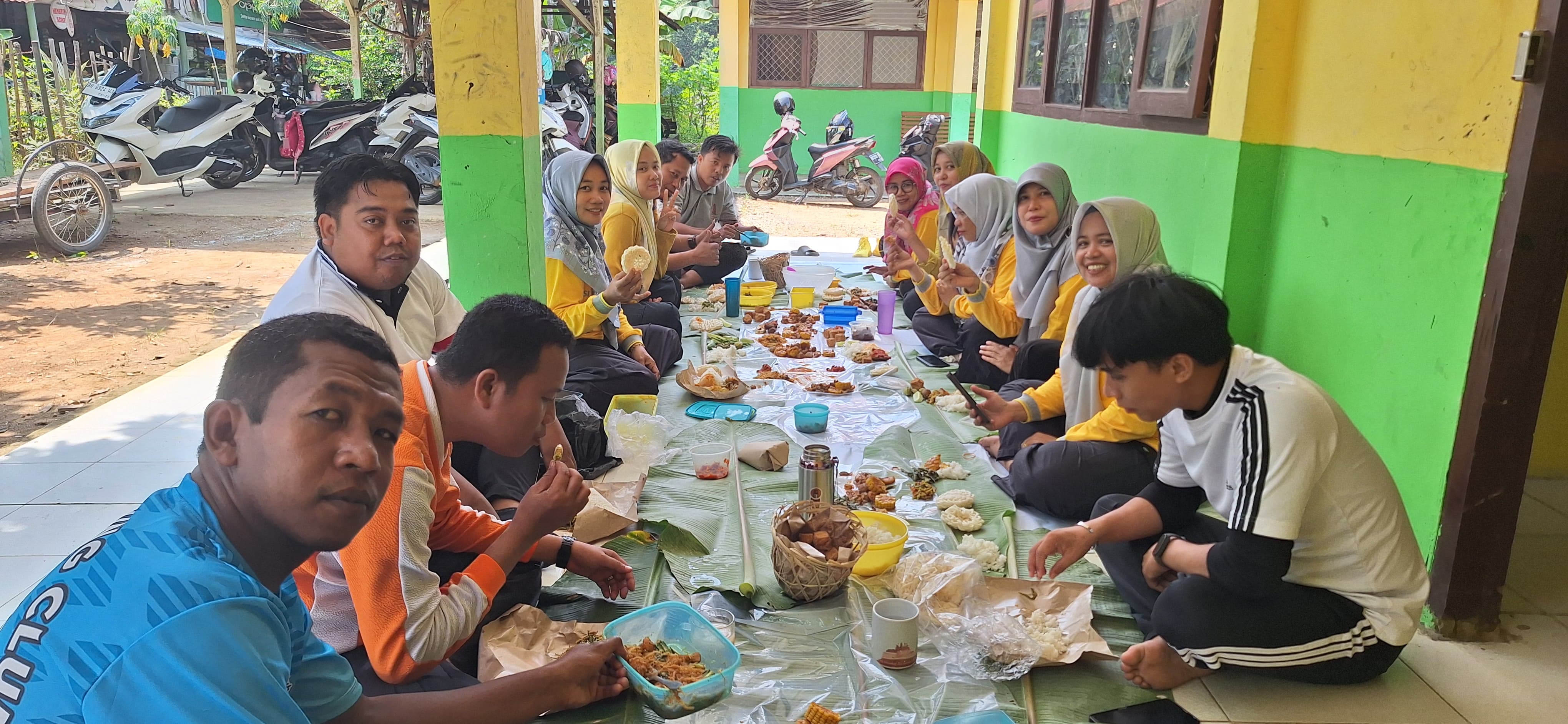 MELALUI MAKAN SIANG BERSAMA TINGKATKAN SEMANGAT KERJA DI MAN 2 TEBO MELALUI MAKAN SIANG BERSAMA TINGKATKAN SEMANGAT KERJA DI MAN 2 TEBO