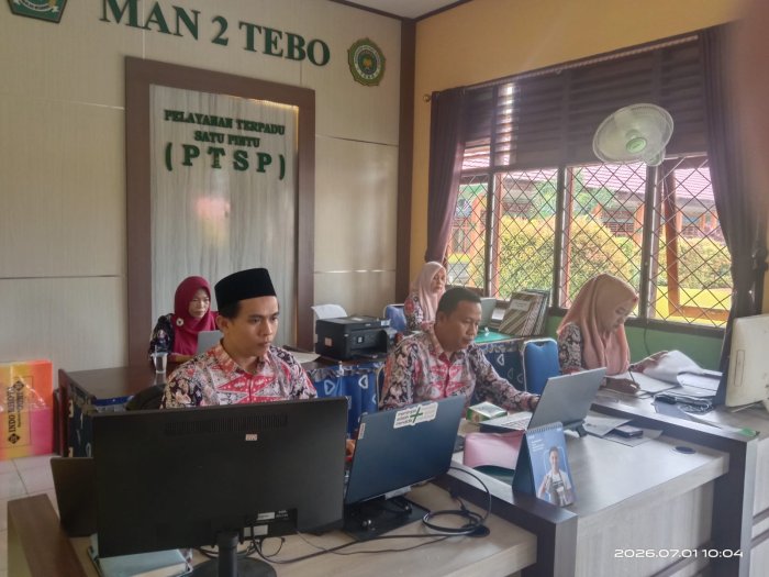 Tetap Produktif Saat Libur Madrasah,Kepala Madrasah,Bendahara,dan Staf TU MAN.2 Tebo Selesaikan Administrasi dan layanan