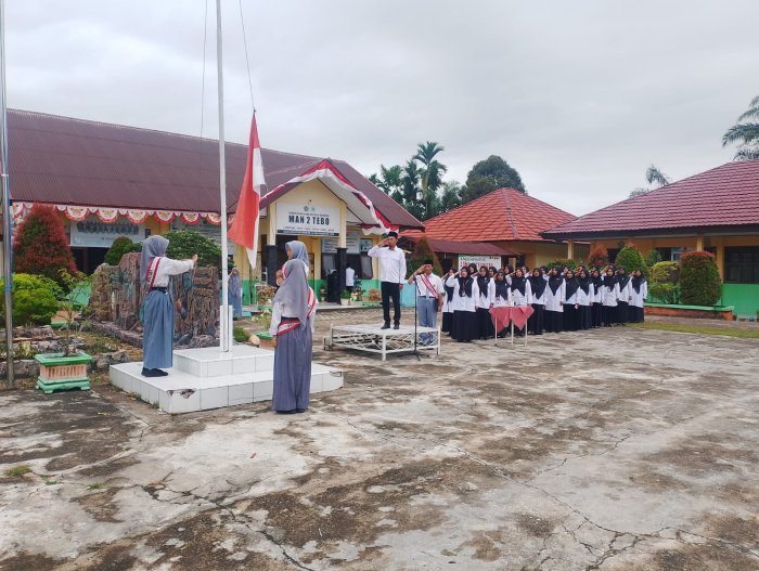 MAN 2 Tebo Gelar Upacara Bendera Hari Senin :  Belajarlah..!  Pesan Kesuksesan Masa Depan.