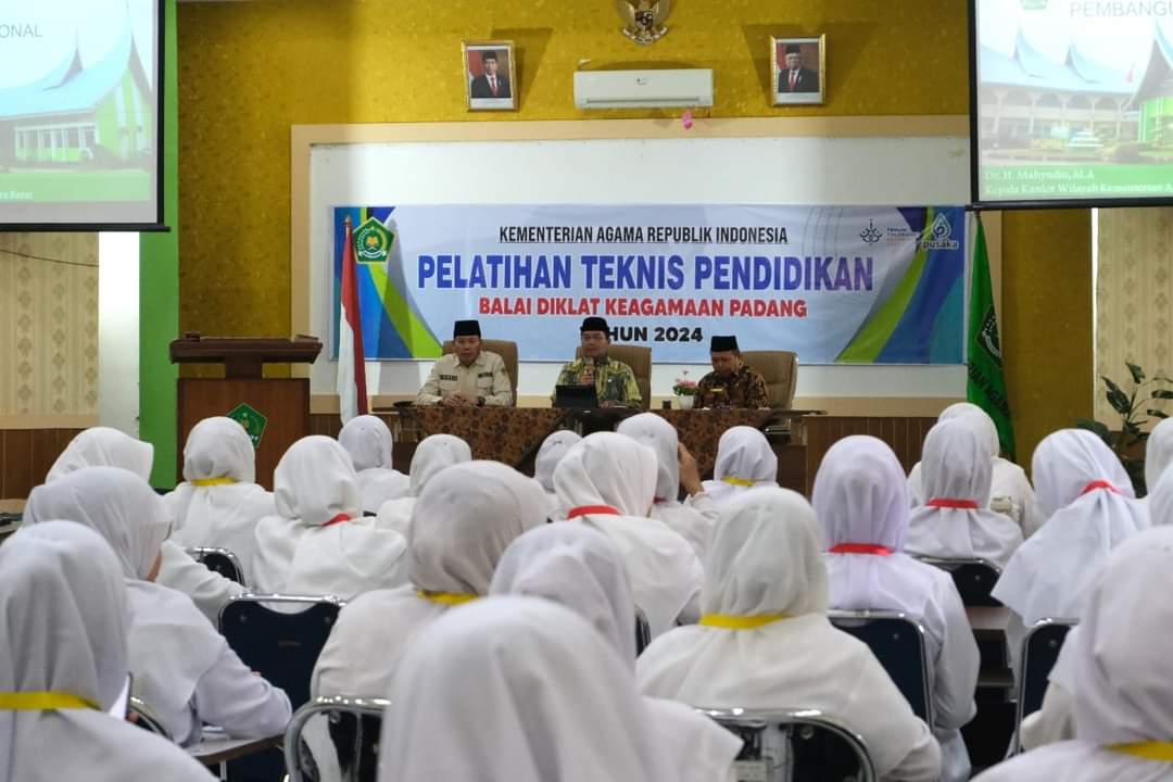 TINGKATKAN PROFESIONALISME GURU MAN 2 TEBO UTUS GURU BAHASA ARAB MENGIKUTI PELATIHAN
