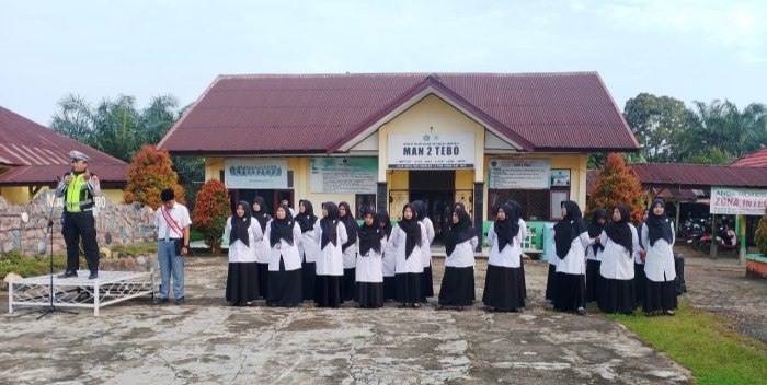 Police Go To School MAN 2 Tebo, Unit Kamsel Satlantas Polres Tebo : Tanamkan Disiplin Lalu Lintas Sejak Dini.