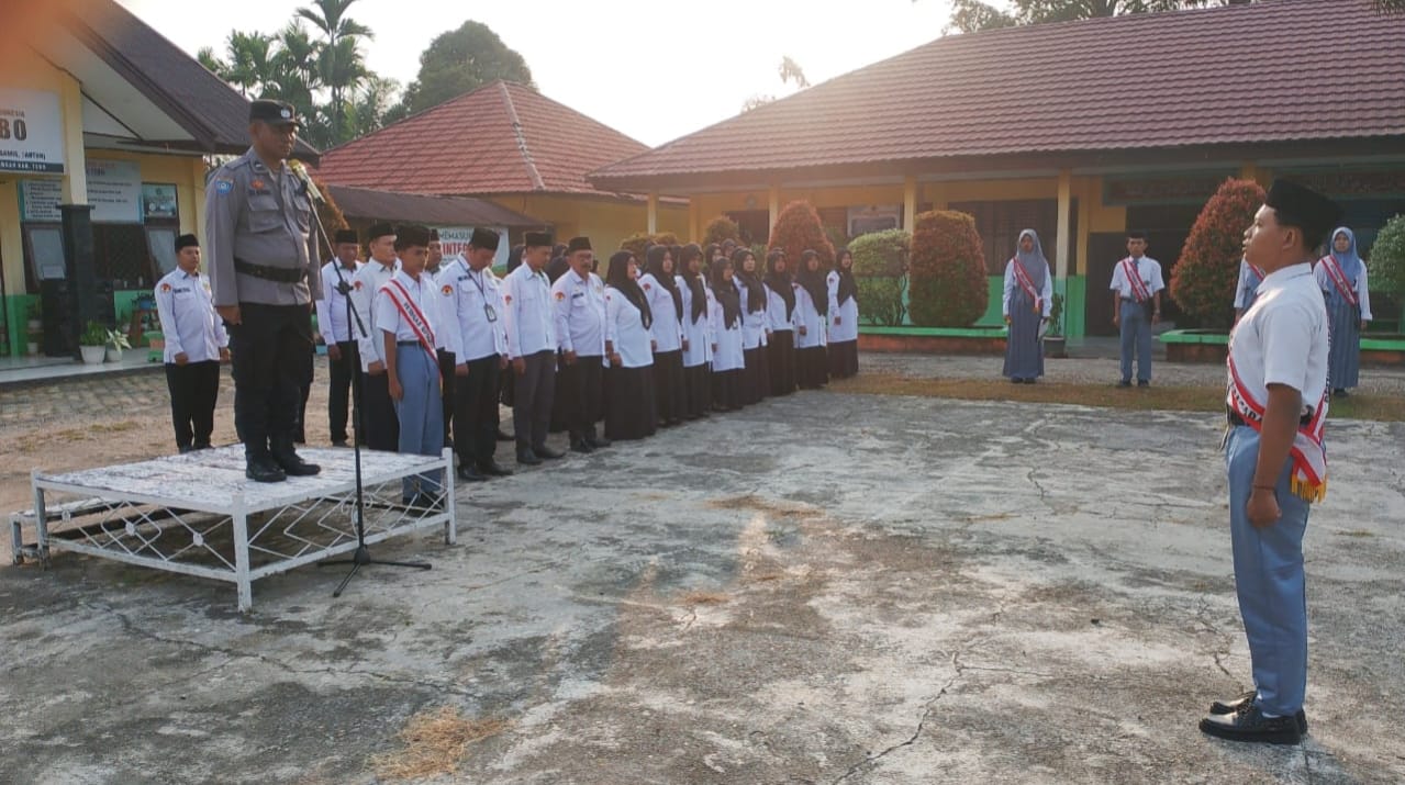 AIPDA OKA MAHENDRA. PS. KANIT BKTM  POLRES TEBO,  PEMBINA UPACARA DI MAN 2 TEBO.