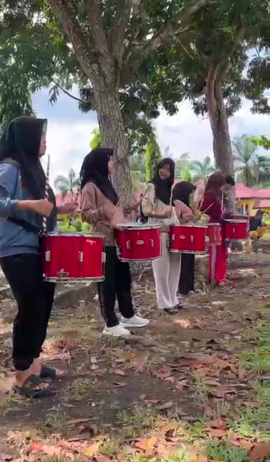 Siswa MAN 2 Tebo Manfaatkan Waktu Libur  Berlatih Drumband 