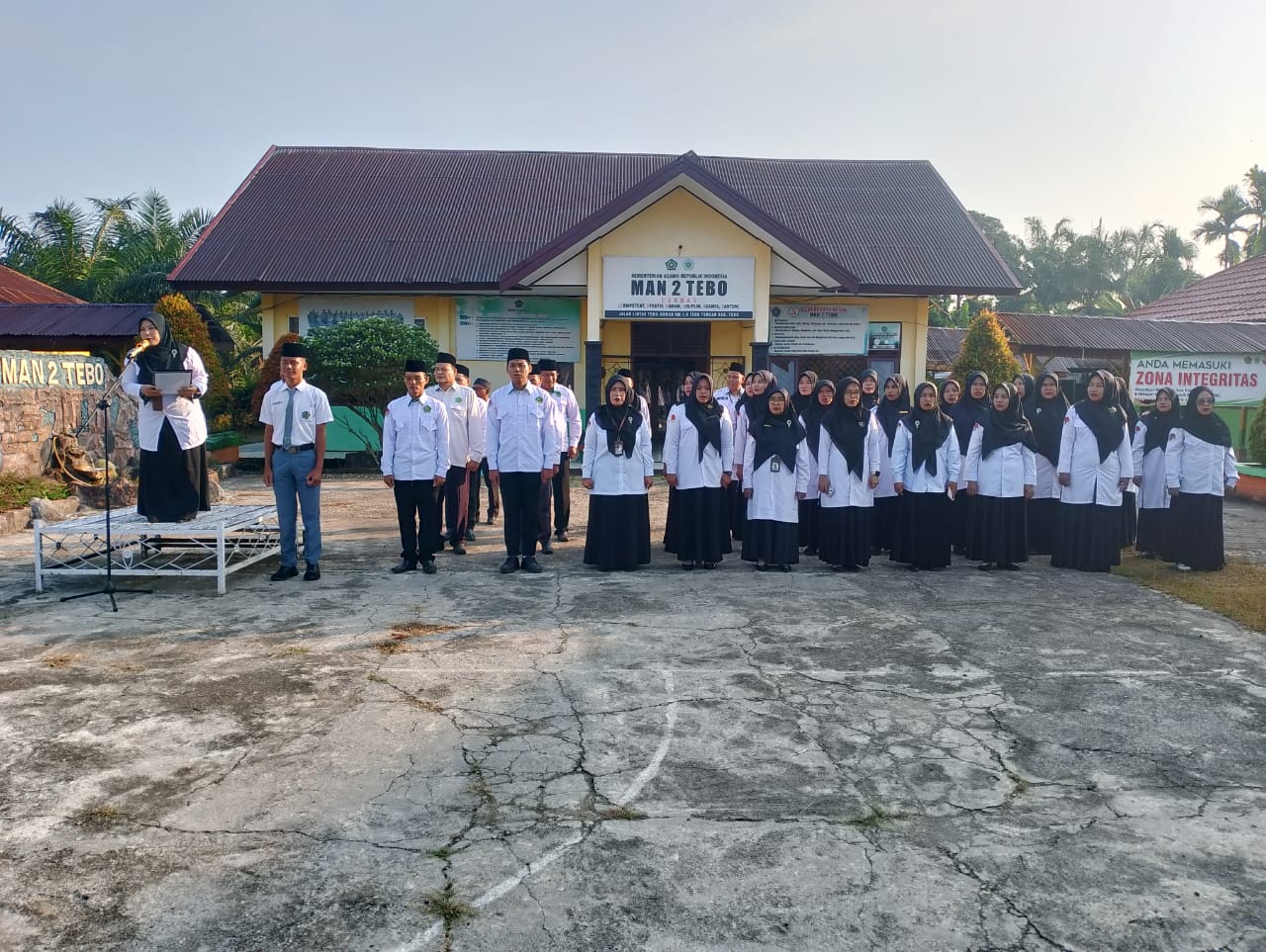 UPACARA HARI SENIN MAN 2 TEBO : PENANAMAN NILAI-NILAI KEDISIPLINAN DAN NASIONALISME UPACARA HARI SENIN MAN 2 TEBO : PENANAMAN NILAI-NILAI KEDISIPLINAN DAN NASIONALISME