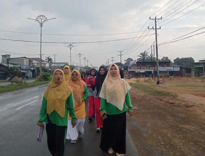 Ciptakan Lingkungan Asri dan Sehat, Warga Madrasah Gelar Jalan Santai dan Gotong Royong Bersihkan Taman Kelas Ciptakan Lingkungan Asri dan Sehat, Warga Madrasah Gelar Jalan Santai dan Gotong Royong Bersihkan Taman Kelas