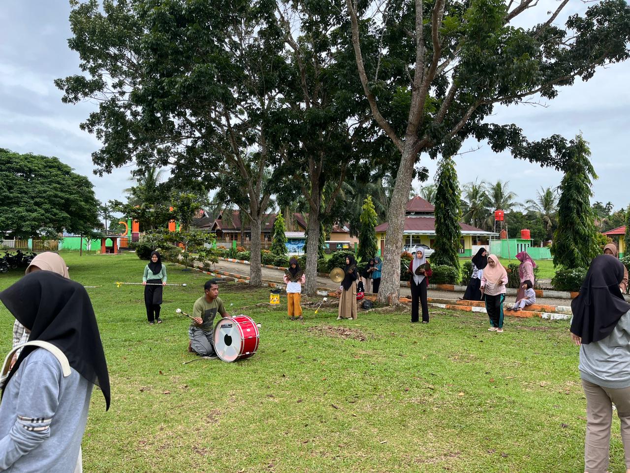 TINGKATKAN KUALITAS SENI MAN 2 TEBO RUTIN LATIHAN DRUM BAND di MADRASAH