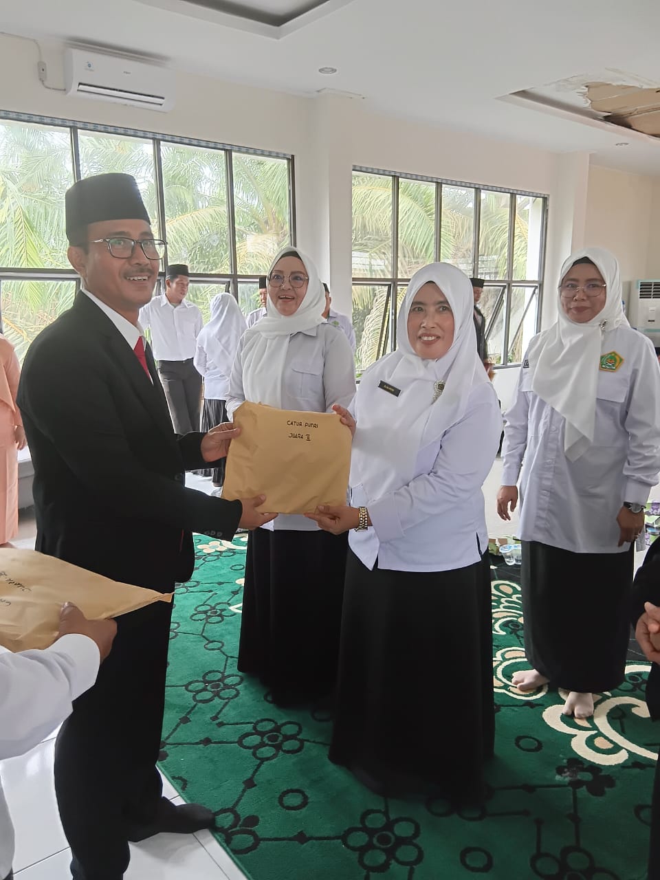 KEPALA MAN 2 TEBO  DIANUGERAHI SEBAGAI KEPALA MADRASAH BERPRESTASI TINGKAT KEMENAG KABUPATEN TEBO.
