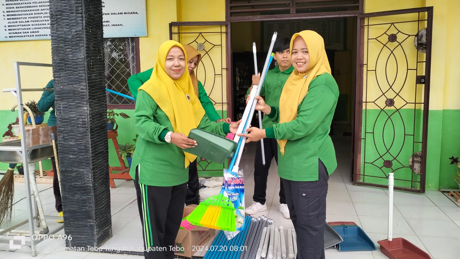 Dukung Program Madrasah Sehat Kaur TU MAN 2 Tebo Bagikan Alat Kebersihan Kelas