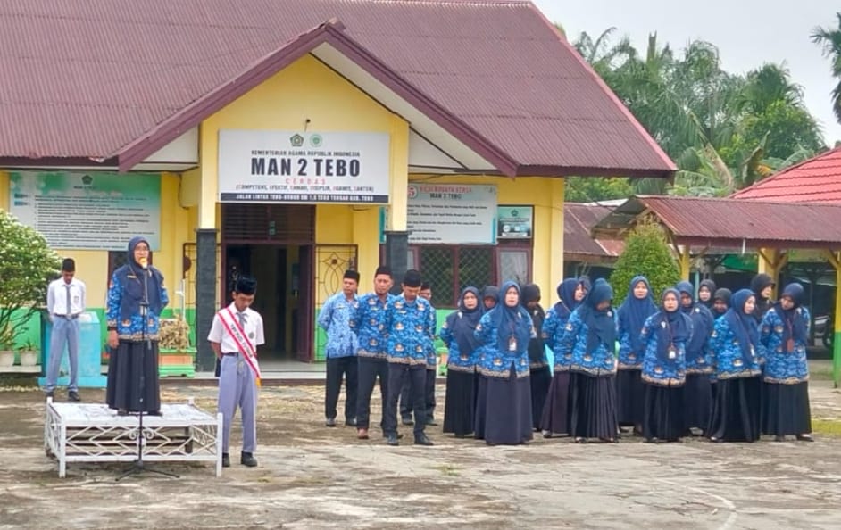 MAN 2 TEBO :  UPACARA BENDERA HARI SENIN,  INI AMANAT PEMBINA UPACARA.  