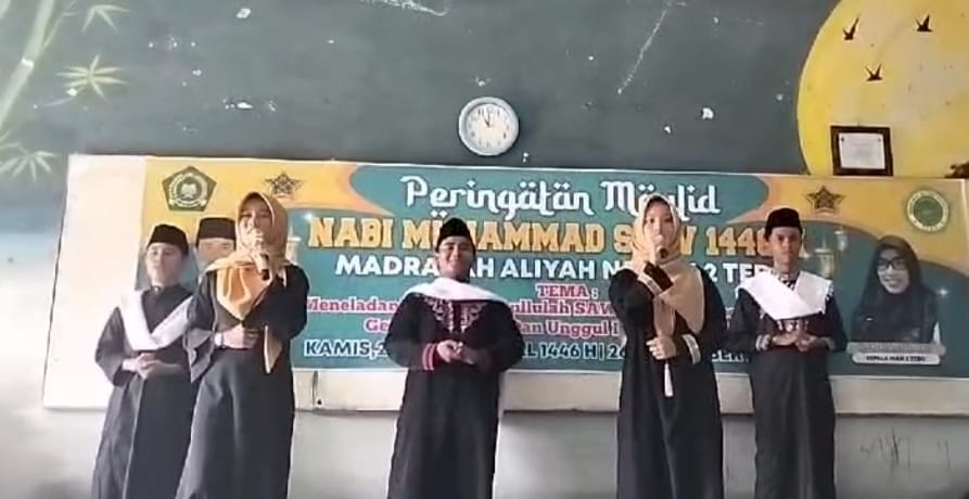 Sholawat Nabi Menyemarakkan Lomba Antar Kelas di MAN 2 Tebo Sholawat Nabi Menyemarakkan Lomba Antar Kelas di MAN 2 Tebo