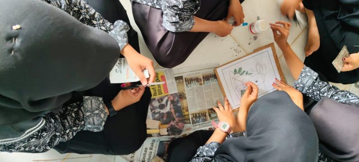Siswa MAN 2 Tebo Belajar Membuat Mozaik Kertas Manfaatkan Limbah