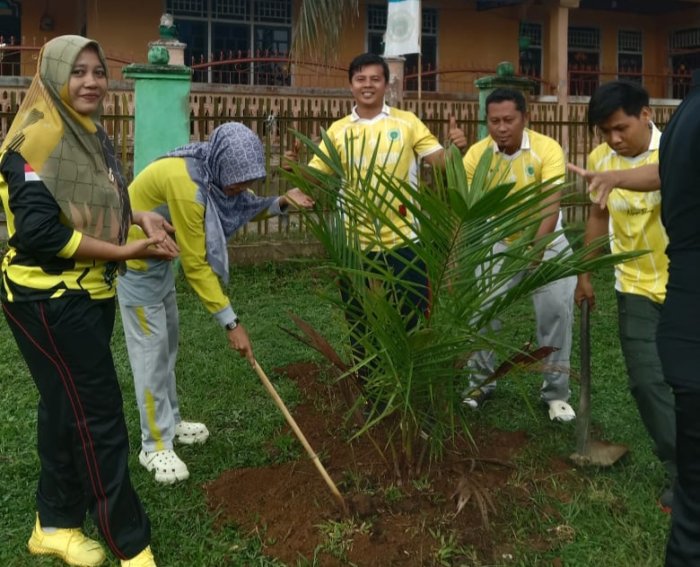 MAN 2 Tebo Hijaukan Lahan Madrasah Melalui Penanaman Pohon Sawit