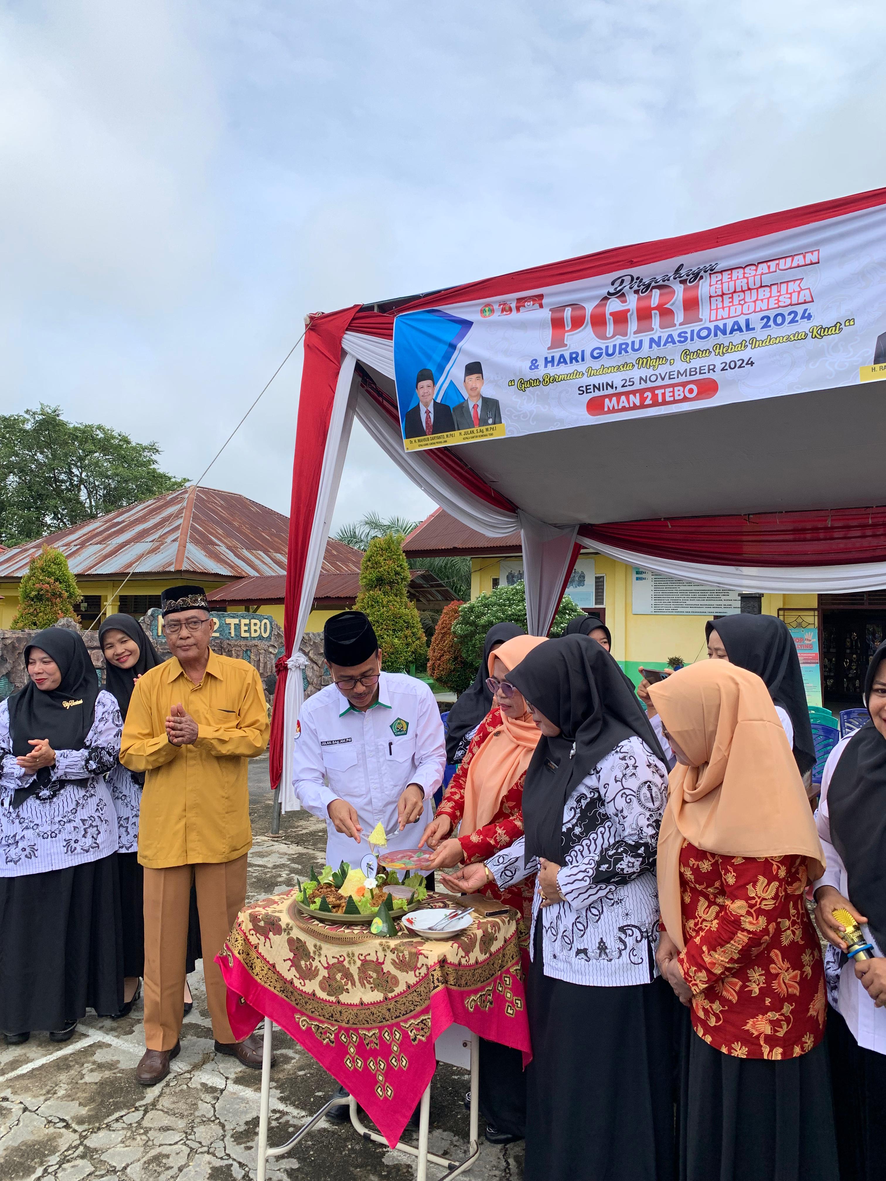 APRESIASI HARI GURU NASIONAL 2024, MAN 2 TEBO POTONG TUMPENG. APRESIASI HARI GURU NASIONAL 2024, MAN 2 TEBO POTONG TUMPENG.