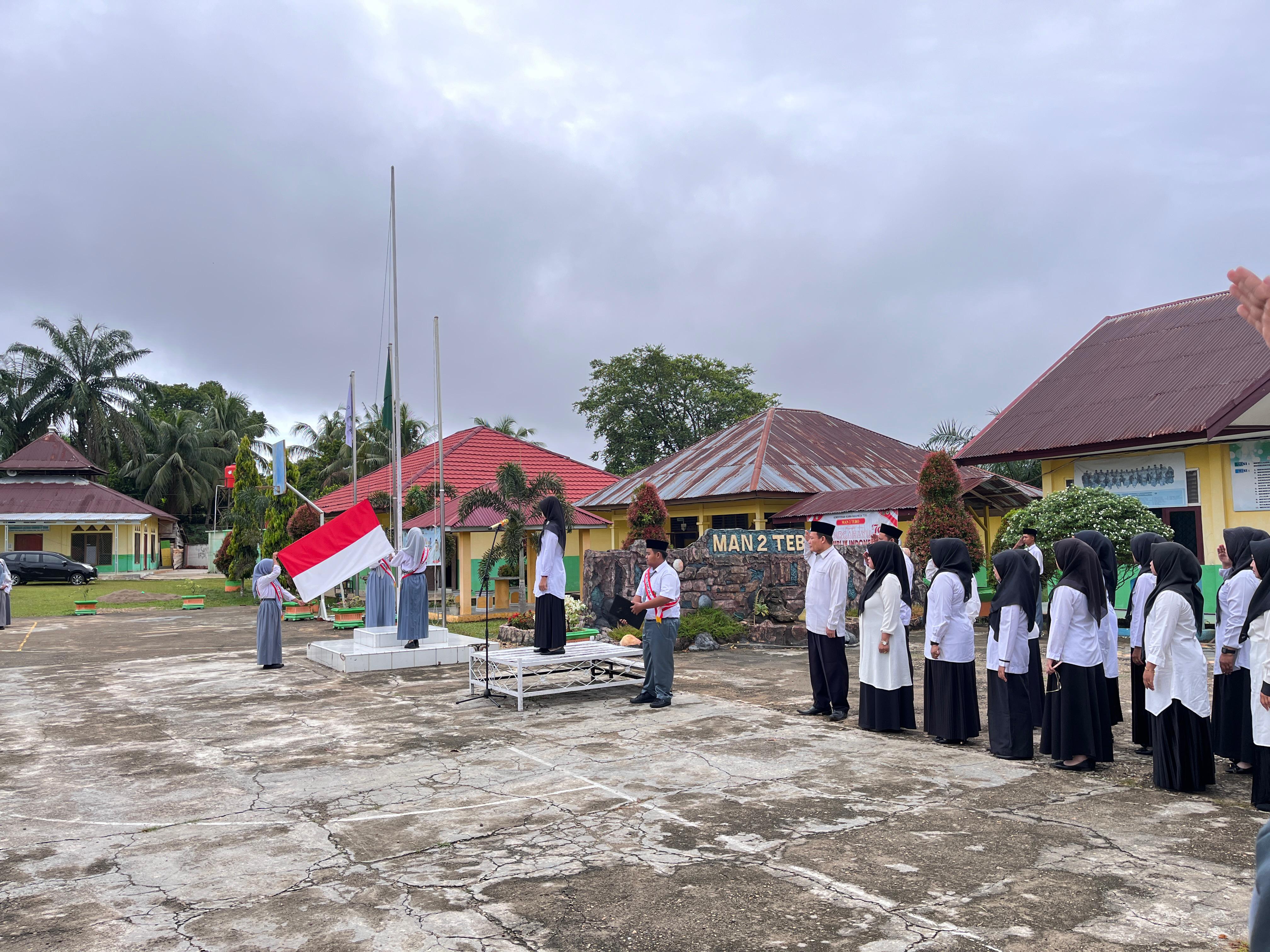 UPACARA BENDERA RUTIN SETIAP SENIN MAN 2 TEBO